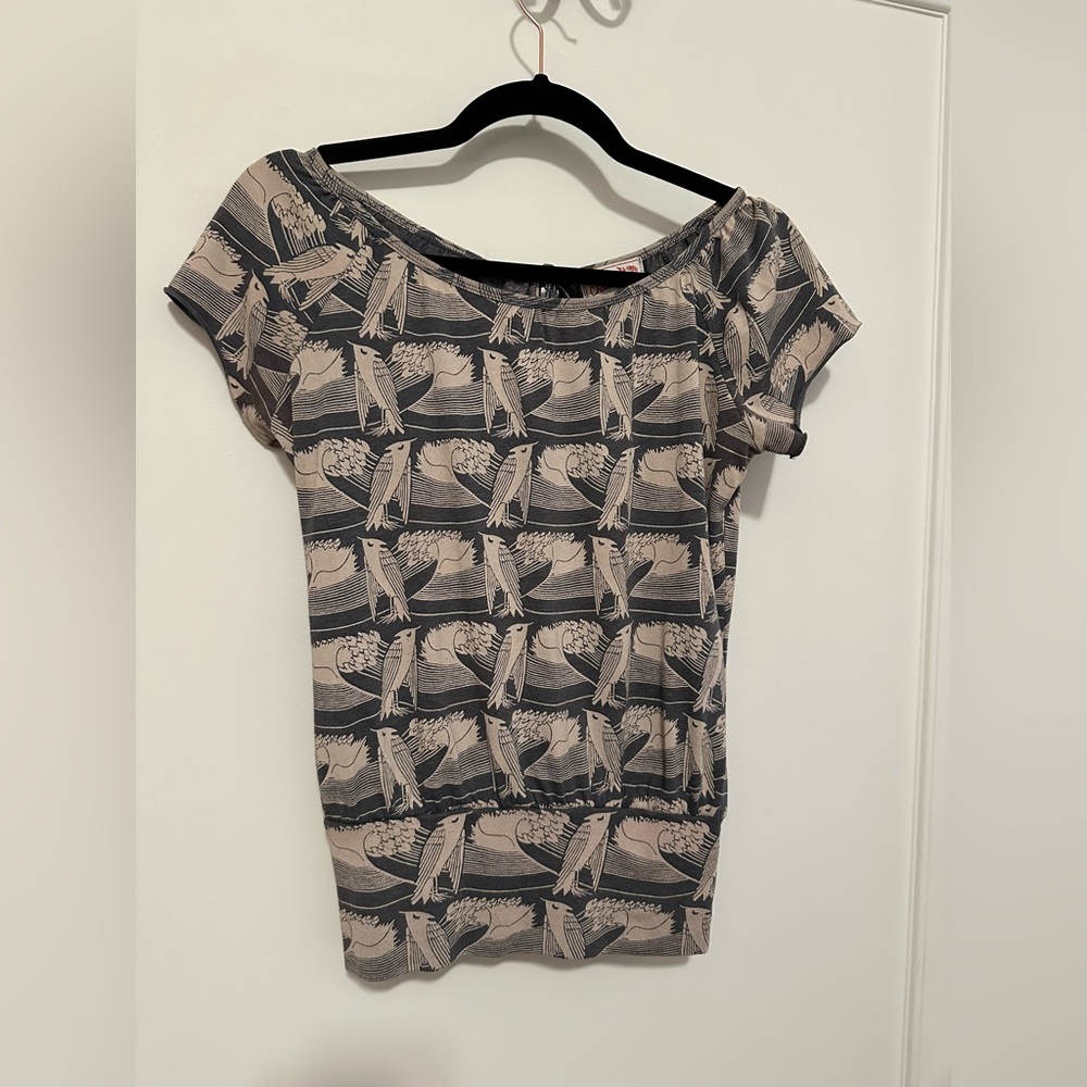 Charlotte - Blue & off-white bird print tapered blouse with open back/tie - Sm